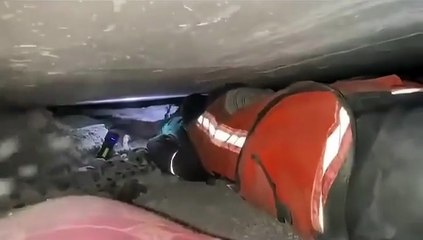 İsrail'in vurduğu evin enkazından kurtulan küçük çocuk