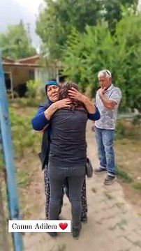 Metin Akpınar'ın kızları yıllar sonra bakıcıları ile buluştu. “Bir annemiz daha oldu”