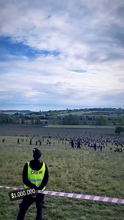 Sosyal medya fenomeni helikopter ile insanların üzerine 1 milyon dolar para attı