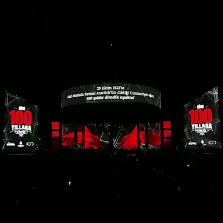 Duman'ın solisti içerim ben bu akşam şarkısını Atatürk'le bağdaştırdı. Böyle anons yapılır mı