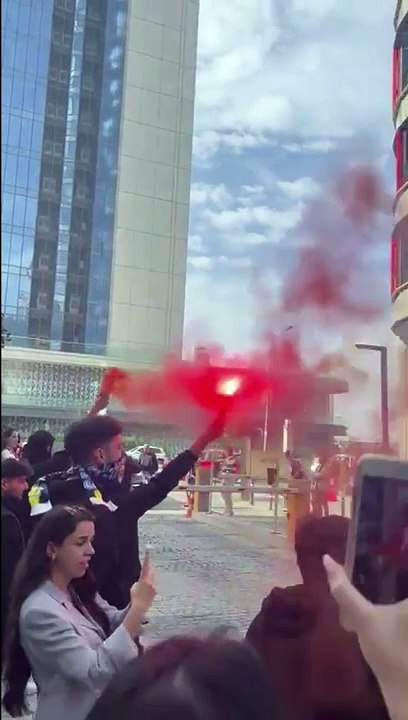Taraftar meşale ile Ali Koç'u yaktı. Ali Koç yanan boynunu tuttu