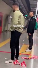 Metroya asılan Atatürk posterli Türk bayrağını yırttı. Cumhuriyet’in 100. yılında alçakça saldırı