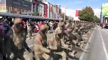 Komandolar tüfekleriyle Atatürk'ün zeybeğini oynadı