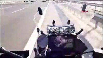 Minibüs önüne çıktı. Motosikletteki kadın böyle yerde sürüklendi