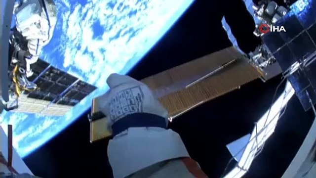 Rus kozmonotlardan 8 saatlik uzay yürüyüşü
