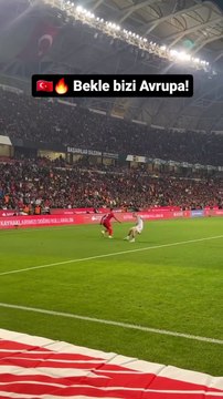 Yunus Akgün topa öyle bir vurdu ki. Yok böyle gol