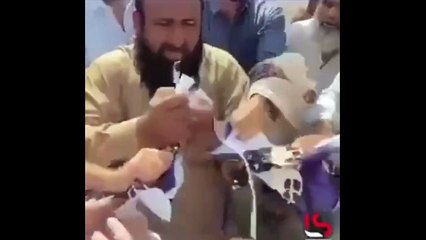 Pakistan'da ilginç protesto: İsrail bayrağı yediler