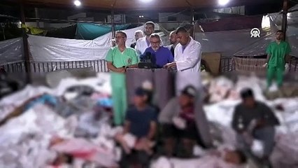 Cesetlerin arasında basın toplantısı. Tarihe geçecek fotoğraf