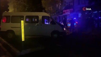 Alkollü sürücü ağacı yıkıp karşı şeride geçti