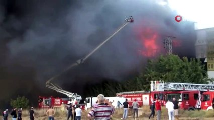 Silivri'de mobilya fabrikasının çatısında çıkan yangını söndürme çalışmaları yaklaşık 3 saattir sürüyor