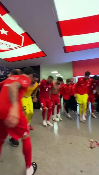 Kızlar 'Erik dalı' ile nazik kutlama yapıyor. Erkekler ise horon müziğinde 'Tey tey' diye böyle kutlama yaptı..