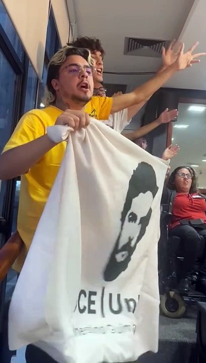 Estudantes da UnB fazem homenagem a Honestino Guimarães