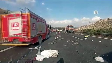 TAG Otoyolu'nda katliam gibi kaza! Yolcu minibüsünün yarısı yok oldu: 5 ölü, 5 yaralı