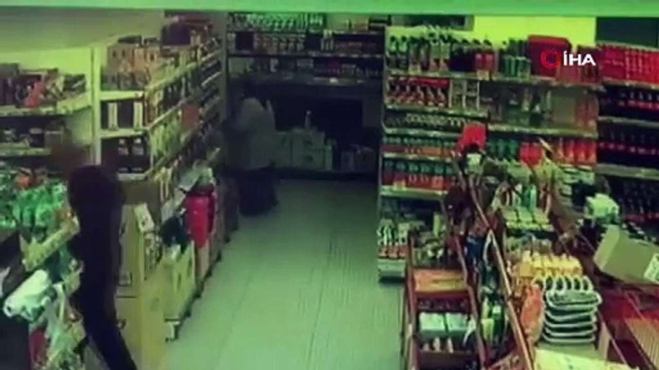 Yaşlı kadının hırsızlık anları saniye saniye kameraya yansıdı