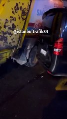 Çöp arabası yolu kapatan aracı ezdi geçti