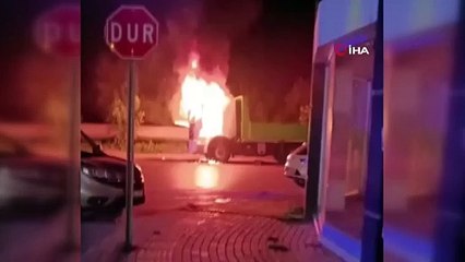 Seyir halindeki kamyon yandı