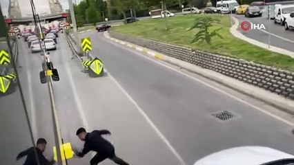 Seyir halindeki İETT otobüsüne bıçakla saldırdı