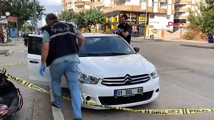 Video herunterladen: İşe gitmek için bindiği otomobilinde silahlı saldırıya uğradı