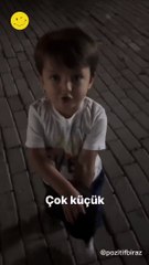 Küçük çocuğun hayvan sevgisi ve sevdirme çabası gülümsetti