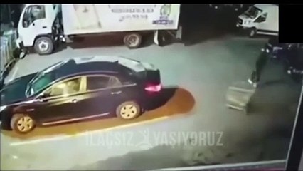 Şeytan olmasa ne yazar. İşte insan görünümlü şeytan. 10 saniyede hırsızlık