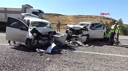 2 otomobil kafa kafaya çarpıştı; 8 yaralı