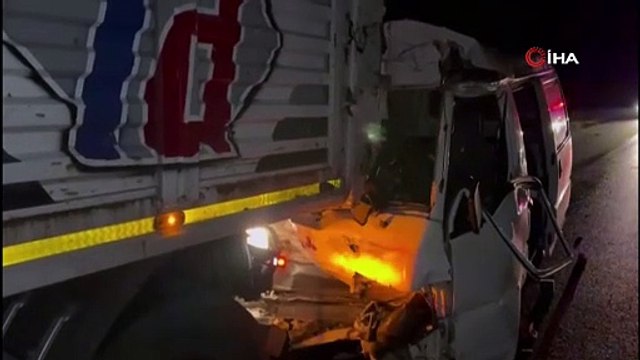 Tıra arkadan çarpan minibüsün sürücüsü yaşamını yitirdi