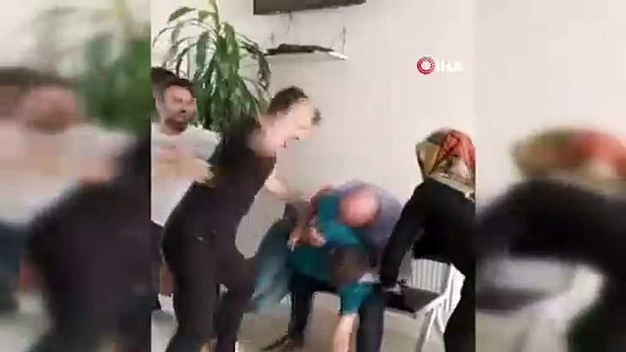 Sağlık ocağını basıp doktorları darp ettiler. Olay anı kamerada