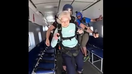 104 yaşındaki kadın paraşütle atladı, rekor kırdı