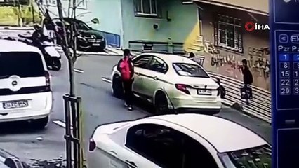 Küçük çocuk dikkatiyle faciayı önledi. Kayan otomobile atlayarak el frenini çekti