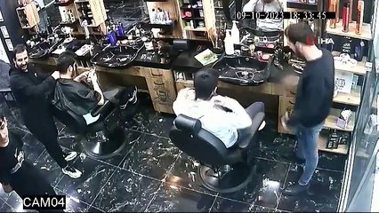 Kuaförde yere düşen saç spreyi iş yerini birbirine kattı