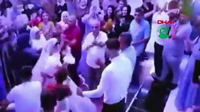 Para takılı olan gelinliği çekiştiren çocuğu tutup yere fırlattı