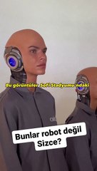 Robotları görenler korkudan stadyumu terk etti. Robotlar maç izlemeye geldi