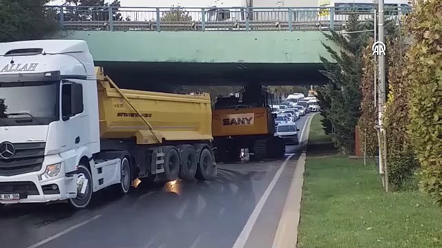 Kartal’da iş makinesi yüklü tır alt geçitte sıkıştı: Trafik felç oldu