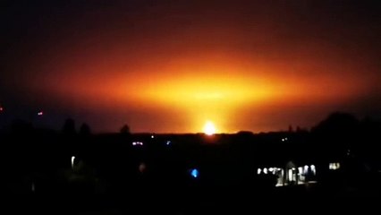 İngiltere'de patlama meydana geldi: Alevler gökyüzünü kapladı