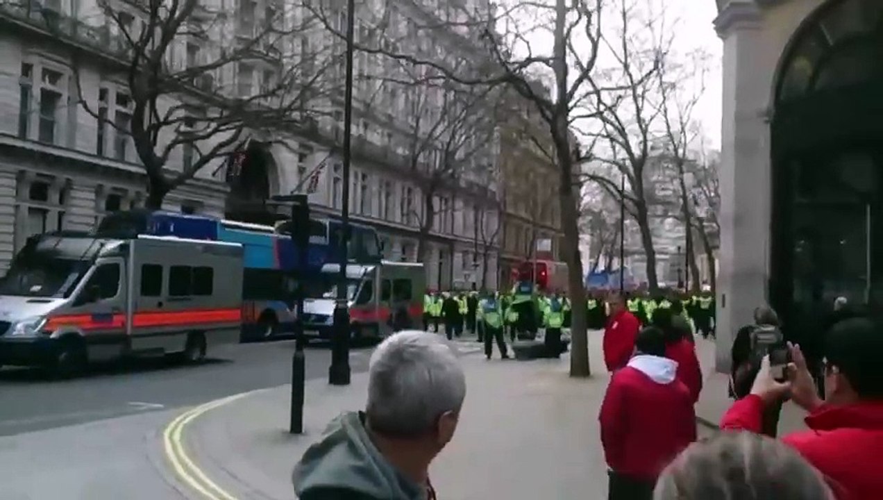 Galatasaray taraftarı Manchester sokaklarını Gençlik Marşı ile inletti