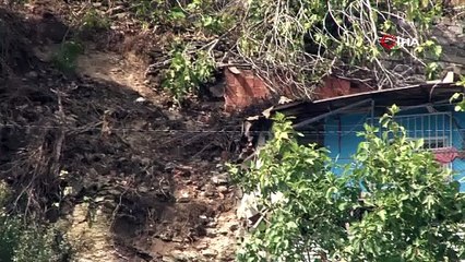 Beşiktaş'ta evlerin üzerine kaya düştü