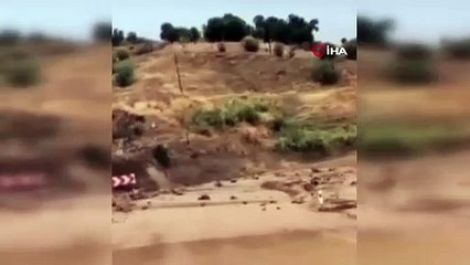 Sel kayaları yola yığdı