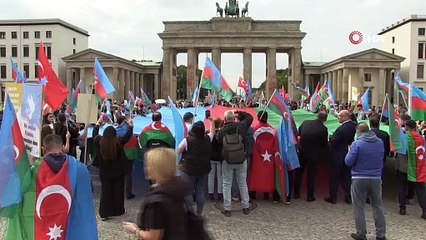 Azerbaycanlılar tarihi Brandenburg Kapısı önünde Alman medyasını protesto etti