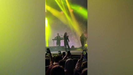 Fatma Turgut konserinde dehşeti yaşadı! Sahneye fırlatıldı kafasına isabet etti