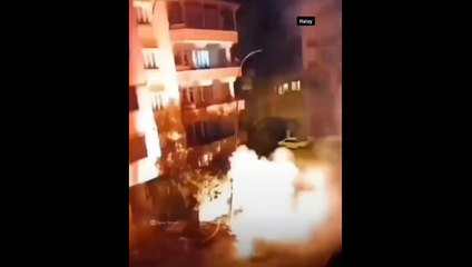 Hatay Kırıkhan'da şiddetli yağış sebebiyle sokak lambalarında patlamalar meydana geldi