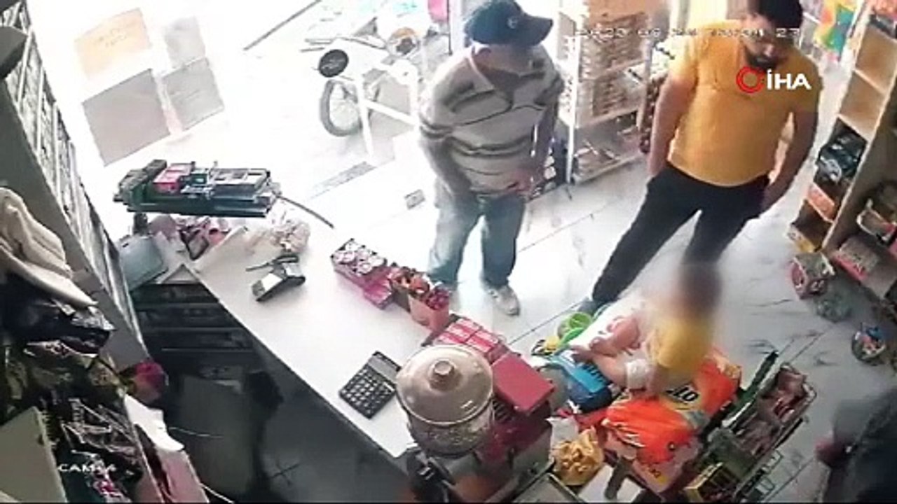 Bebeğini taciz ettiğini öne süren baba yaşlı adamı  tekme tokat dövdü