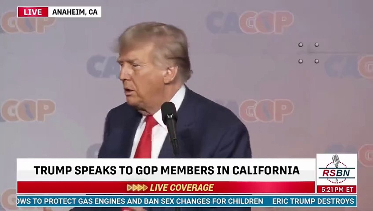 Trump Biden’ın taklidini yaptı. Salon kahkahalara boğuldu