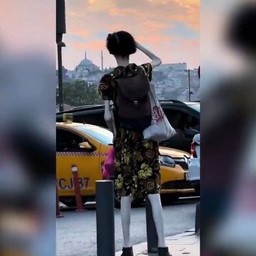Kadını görenler dönüp bir daha baktı. Herkes onu cansız manken sandı