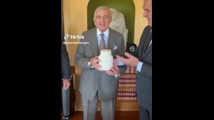 Mustafa Sarıgül, Rahmi Koç'a tulum peyniri hediye etti