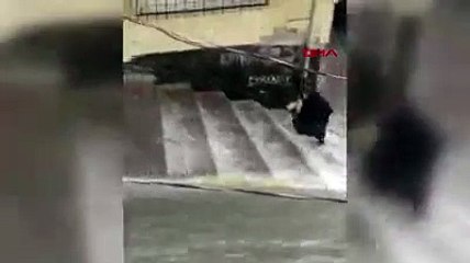 Bayrampaşa'da karşıya geçmeye çalışan kadın sele kapılarak sürüklendi