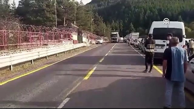 Türkgözü-Posof-Damal kara yolunda uzun ve geniş araçlar trafiği aksattı
