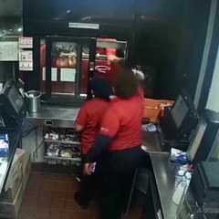 Müşteriyle tartışan fast food çalışanı silah çekti