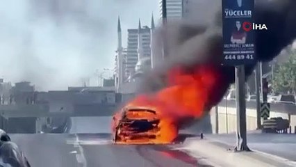 Beylikdüzü'nde seyir halindeki otomobil küle döndü