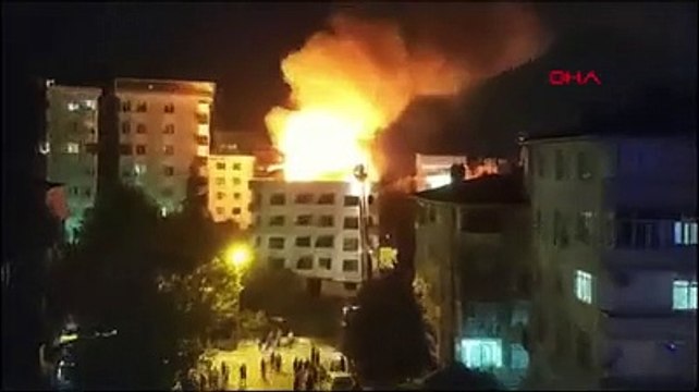 Pendik'te metruk binanın çatı katı alev alev yandı