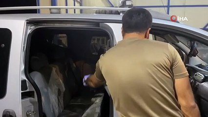 Aracın tavanından uyuşturucu çıktı